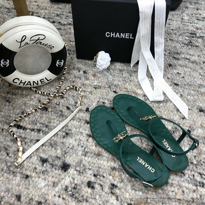 CHANEL香奈兒 19ssarrival 簡約時尚 超美夾腳款 大雙C五金logo 小羊皮材質 原單真皮大底 時尚百搭款 女士凉鞋  dsX2489